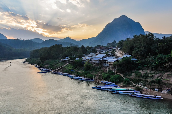 sunset-riverbank-nong-khiaw-laos-fleewinter